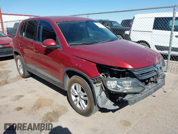 2013 Volkswagen Tiguan SE z VIN WVGBV7AX2DW006816, wystawiony jako IAAI lot #41702820 z przebiegiem 129 757 mil mil oraz . Historia ofert i sprzedaży dostępna na DreamBid. Obrazek 1.
