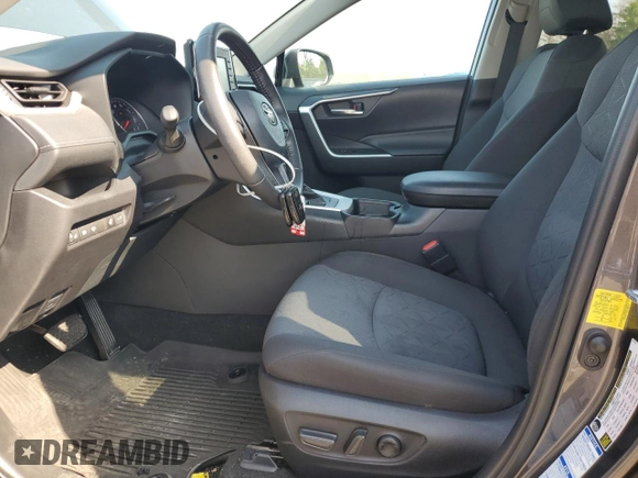 2021 Toyota RAV4 XLE z VIN 2T3P1RFV8MC202347, wystawiony jako Copart lot #66336895 z przebiegiem 33 722 mil mil oraz Szkoda całkowita • Salvage title. Historia ofert i sprzedaży dostępna na DreamBid. Obrazek 7.