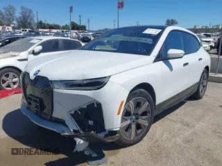 2024 BMW iX xDrive50 z VIN WB523CF08RCR16666, wystawiony jako IAAI lot #41974529 z przebiegiem 3751 mil mil oraz . Historia ofert i sprzedaży dostępna na DreamBid. Obrazek 2.