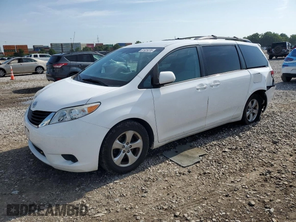 2013 Toyota Sienna LE AAS z VIN 5TDKK3DC8DS367482, wystawiony jako Copart lot #61925235 z przebiegiem 85 285 mil mil oraz Szkoda całkowita • Salvage title. Historia ofert i sprzedaży dostępna na DreamBid. Obrazek 1.