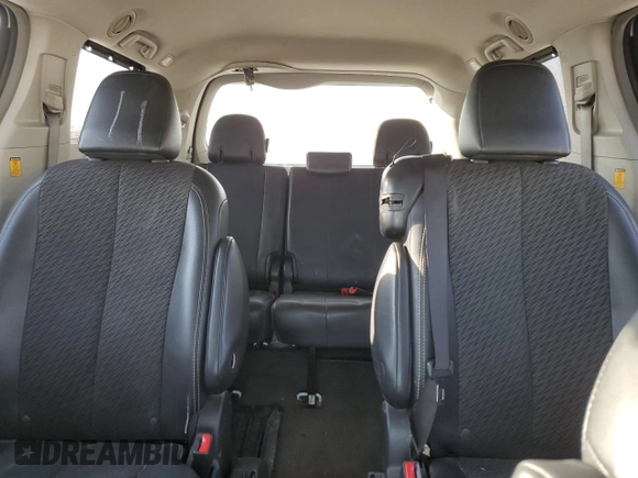 2013 Toyota Sienna SE z VIN 5TDXK3DC1DS353803, wystawiony jako Copart lot #47653545 z przebiegiem 139 032 mil mil oraz Szkoda całkowita • Salvage title. Historia ofert i sprzedaży dostępna na DreamBid. Obrazek 10.