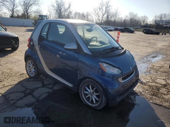 2010 Smart fortwo Pure z VIN WMEEJ3BA8AK361154, wystawiony jako Copart lot #50492125 z przebiegiem 101 864 mil mil oraz Szkoda całkowita • Salvage title. Historia ofert i sprzedaży dostępna na DreamBid. Obrazek 4.