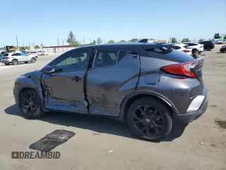 2021 Toyota C-HR LE z VIN JTNKHMBX7M1113233, wystawiony jako Copart lot #56924115 z przebiegiem 63 379 mil mil oraz Szkoda całkowita • Salvage title. Historia ofert i sprzedaży dostępna na DreamBid. Obrazek 2.