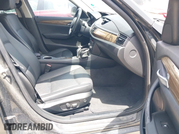 2013 BMW X1 28i z VIN WBAVM1C55DVW44221, wystawiony jako IAAI lot #42248043 z przebiegiem 112 388 mil mil oraz . Historia ofert i sprzedaży dostępna na DreamBid. Obrazek 5.