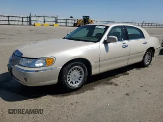 2002 Lincoln Town Car Cartier z VIN 1LNHM83W72Y617952, wystawiony jako Copart lot #50666275 z przebiegiem 238 169 mil mil oraz Tytuł czysty. Historia ofert i sprzedaży dostępna na DreamBid. Obrazek 1.