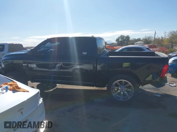 2015 Ram 1500 Express z VIN 1C6RR6KT1FS517948, wystawiony jako IAAI lot #41355978 z przebiegiem 94 784 mil mil oraz . Historia ofert i sprzedaży dostępna na DreamBid. Obrazek 14.