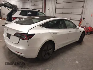 2019 Tesla Model 3 Mid Range z VIN 5YJ3E1EA5KF317542, wystawiony jako IAAI lot #42050461 z przebiegiem 55 054 mil mil oraz . Historia ofert i sprzedaży dostępna na DreamBid. Obrazek 4.