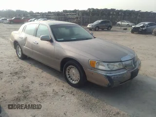 1999 Lincoln Town Car Executive z VIN 1LNHM81W6XY706261, wystawiony jako IAAI lot #42405991 z przebiegiem 186 419 mil mil oraz . Historia ofert i sprzedaży dostępna na DreamBid. Obrazek 1.