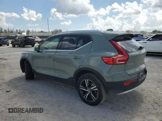 2025 Volvo XC40 Core Bright Theme z VIN YV4L12UJ4S2520540, wystawiony jako Copart lot #60871675 z przebiegiem 5 949 mil mil oraz Szkoda całkowita • Salvage title. Historia ofert i sprzedaży dostępna na DreamBid. Obrazek 2.