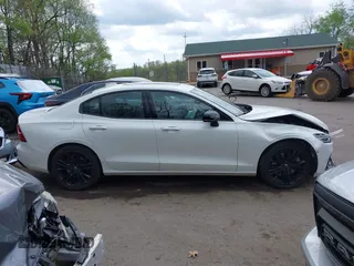 2024 Volvo S60 Plus Black Edition z VIN 7JRH60FH8RG290119, wystawiony jako IAAI lot #42177138 z przebiegiem 34 233 mil mil oraz . Historia ofert i sprzedaży dostępna na DreamBid. Obrazek 13.