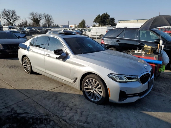 2021 BMW 5 Series 530i xDrive with VIN WBA13BJ08MWX25707, listed as a Copart auction lot 43371195 with 75,126 mi miles and Salvage Title. Bid and sale history available at carsss.com. Image 4.