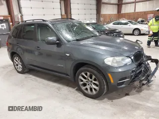 2012 BMW X5 35i z VIN 5UXZV4C59CL985715, wystawiony jako IAAI lot #42307586 z przebiegiem 105 147 mil mil oraz . Historia ofert i sprzedaży dostępna na DreamBid. Obrazek 1.