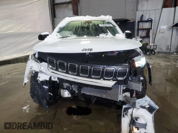 2022 Jeep Compass Latitude with VIN 3C4NJDBB0NT208091, listed as a Copart auction lot 43865705 with 6,761 mi miles and Salvage Title. Bid and sale history available at DreamBid. Image 5.