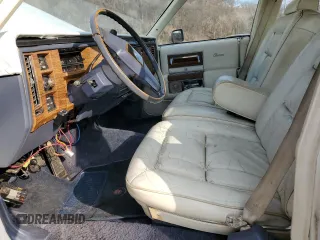 1983 Cadillac Fleetwood z VIN 1G6AB6985D9118799, wystawiony jako Copart lot #49203875 z przebiegiem 5 795 mil mil oraz Nie do naprawy • Non repairable. Historia ofert i sprzedaży dostępna na DreamBid. Obrazek 7.