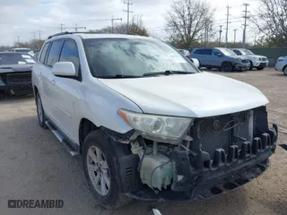 2013 Toyota Highlander with VIN 5TDZK3EH6DS096284, listed as a IAAI auction lot 41735321 with 239,697 mi miles. Bid and sale history available at carsss.com. Image 1.