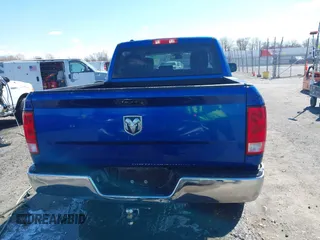 2018 Ram 1500 Express z VIN 1C6RR6KT7JS160672, wystawiony jako IAAI lot #41717485 z przebiegiem 141 712 mil mil oraz . Historia ofert i sprzedaży dostępna na DreamBid. Obrazek 16.