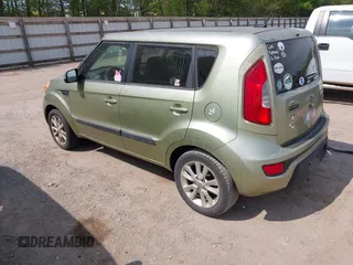 2013 Kia Soul + z VIN KNDJT2A6XD7486937, wystawiony jako IAAI lot #42087302 z przebiegiem 296 951 mil mil oraz . Historia ofert i sprzedaży dostępna na DreamBid. Obrazek 3.