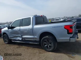 2022 Ford F-150 Lightning Pro z VIN 1FTVW1EL0NWG16234, wystawiony jako IAAI lot #41220079 z przebiegiem 40 541 mil mil oraz . Historia ofert i sprzedaży dostępna na DreamBid. Obrazek 14.