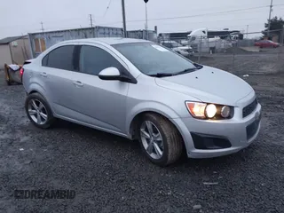 2014 Chevrolet Sonic LS z VIN 1G1JA5SH5E4148378, wystawiony jako IAAI lot #41067289 z przebiegiem 131 410 mil mil oraz . Historia ofert i sprzedaży dostępna na DreamBid. Obrazek 1.