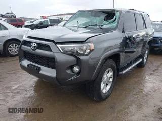 2018 Toyota 4Runner SR5 z VIN JTEBU5JR6J5487132, wystawiony jako IAAI lot #41673630 z przebiegiem 126 697 mil mil oraz . Historia ofert i sprzedaży dostępna na DreamBid. Obrazek 2.