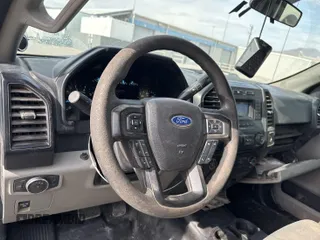 2018 Ford F-150 XL z VIN 1FTFX1E58JKF35180, wystawiony jako IAAI lot #42782023 z przebiegiem 105 516 mil mil oraz . Historia ofert i sprzedaży dostępna na DreamBid. Obrazek 10.