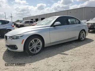 2018 BMW 3 Series 320i z VIN WBA8A9C57JAH12139, wystawiony jako Copart lot #54250125 z przebiegiem Nie podano mil oraz Nie do naprawy • Non repairable. Historia ofert i sprzedaży dostępna na DreamBid. Obrazek 1.