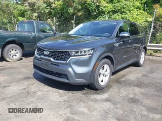 2021 Kia Sorento LX z VIN 5XYRG4LC5MG051378, wystawiony jako IAAI lot #42074038 z przebiegiem 101 678 mil mil oraz . Historia ofert i sprzedaży dostępna na DreamBid. Obrazek 2.