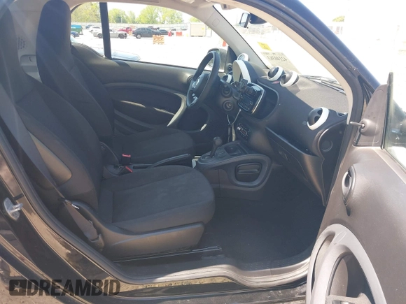 2016 Smart fortwo Passion z VIN WMEFJ5DA6GK078340, wystawiony jako IAAI lot #42140363 z przebiegiem 114 647 mil mil oraz . Historia ofert i sprzedaży dostępna na DreamBid. Obrazek 5.
