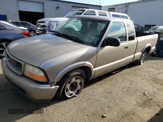2001 GMC Sonoma SLS w/1SG Pkg with VIN 1GTCS19W318106014, listed as a Copart auction lot 42437444 with 152,169 mi miles and Salvage Title. Bid and sale history available at carsss.com. Image 1.