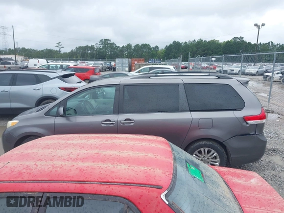 2011 Toyota Sienna XLE AAS z VIN 5TDYK3DC9BS114078, wystawiony jako IAAI lot #42434853 z przebiegiem 301 384 mil mil oraz . Historia ofert i sprzedaży dostępna na DreamBid. Obrazek 13.