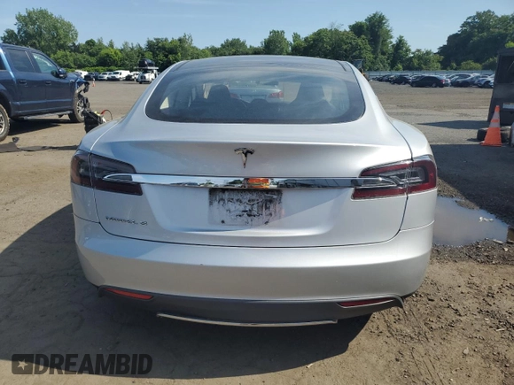 2013 Tesla Model S z VIN 5YJSA1CG9DFP06427, wystawiony jako Copart lot #59515845 z przebiegiem 49 446 mil mil oraz Szkoda całkowita • Salvage title. Historia ofert i sprzedaży dostępna na DreamBid. Obrazek 6.