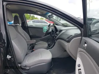 2017 Hyundai Accent SE z VIN KMHCT4AE7HU363918, wystawiony jako IAAI lot #42331712 z przebiegiem 85 123 mil mil oraz . Historia ofert i sprzedaży dostępna na DreamBid. Obrazek 5.