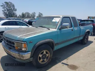 1995 Dodge Dakota z VIN 1B7GL23Y9SW925105, wystawiony jako IAAI lot #42460138 z przebiegiem 125 389 mil mil oraz . Historia ofert i sprzedaży dostępna na DreamBid. Obrazek 2.