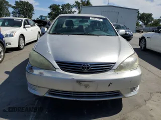 2005 Toyota Camry STD z VIN 4T1BE32K55U410458, wystawiony jako Copart lot #61082745 z przebiegiem 242 261 mil mil oraz Szkoda całkowita • Salvage title. Historia ofert i sprzedaży dostępna na DreamBid. Obrazek 5.