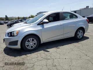 2014 Chevrolet Sonic LT z VIN 1G1JC5SH9E4199067, wystawiony jako Copart lot #61065235 z przebiegiem Nie podano mil oraz Szkoda całkowita • Salvage title. Historia ofert i sprzedaży dostępna na DreamBid. Obrazek 1.