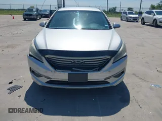 2015 Hyundai Sonata SE z VIN 5NPE24AF4FH009189, wystawiony jako IAAI lot #42466763 z przebiegiem 168 778 mil mil oraz . Historia ofert i sprzedaży dostępna na DreamBid. Obrazek 6.