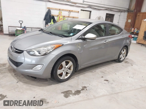 2012 Hyundai Elantra GLS z VIN KMHDH4AE6CU361222, wystawiony jako IAAI lot #42467636 z przebiegiem 176 795 mil mil oraz . Historia ofert i sprzedaży dostępna na DreamBid. Obrazek 2.