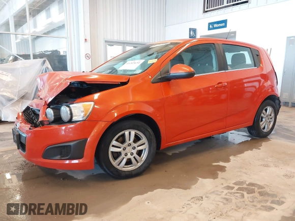 2012 Chevrolet Sonic LT z VIN 1G1JD6SB1C4230890, wystawiony jako IAAI lot #41265634 z przebiegiem 161 886 mil mil oraz . Historia ofert i sprzedaży dostępna na DreamBid. Obrazek 2.