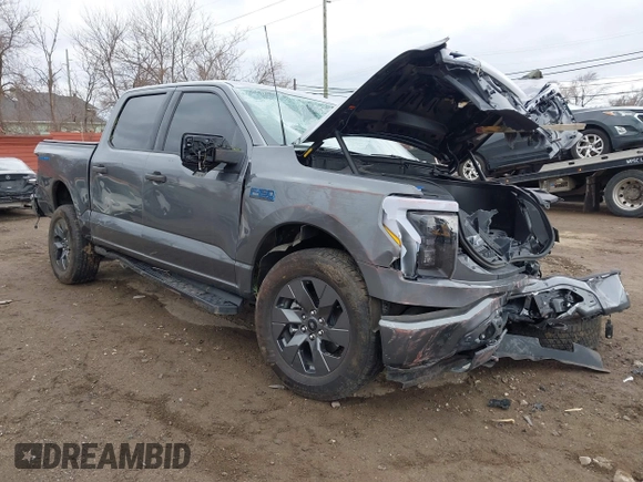 2024 Ford F-150 Lightning XLT z VIN 1FTVW3LK0RWG14334, wystawiony jako IAAI lot #41856218 z przebiegiem 2 037 mil mil oraz . Historia ofert i sprzedaży dostępna na DreamBid. Obrazek 1.