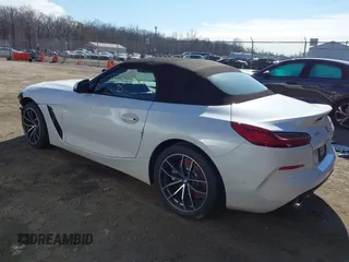 2020 BMW Z4 sDrive30i z VIN WBAHF3C09LWW54993, wystawiony jako IAAI lot #41757841 z przebiegiem Nie podano mil oraz . Historia ofert i sprzedaży dostępna na DreamBid. Obrazek 3.
