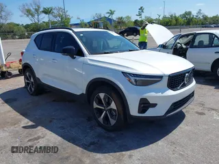 2025 Volvo XC40 Plus Dark Theme z VIN YV4L12UC2S2451557, wystawiony jako IAAI lot #42136456 z przebiegiem 3 796 mil mil oraz . Historia ofert i sprzedaży dostępna na DreamBid. Obrazek 1.