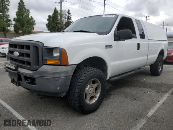 2005 Ford F-250 XL z VIN 1FTSX21525EA93155, wystawiony jako Copart lot #76545963 z przebiegiem 113 656 mil mil oraz Szkoda całkowita • Salvage title. Historia ofert i sprzedaży dostępna na DreamBid. Obrazek 1.
