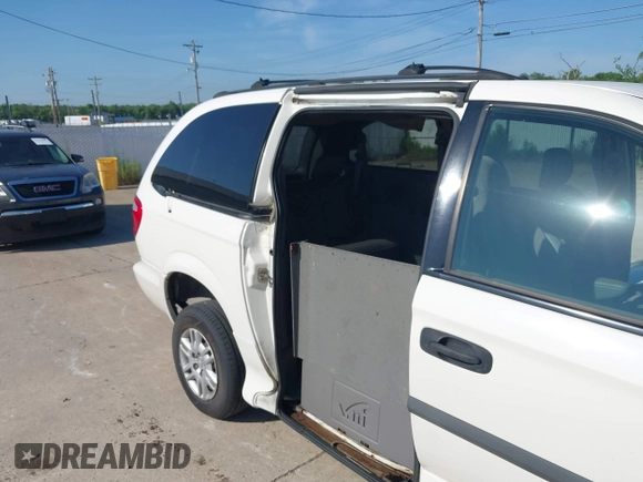 2005 Dodge Caravan SE z VIN 1D4GP24R85B272194, wystawiony jako IAAI lot #42555446 z przebiegiem 93 402 mil mil oraz . Historia ofert i sprzedaży dostępna na DreamBid. Obrazek 6.