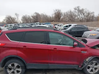 2014 Ford Escape SE z VIN 1FMCU9G93EUC21873, wystawiony jako IAAI lot #41401305 z przebiegiem 222 142 mil mil oraz . Historia ofert i sprzedaży dostępna na DreamBid. Obrazek 12.