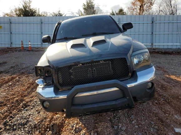 2005 Dodge Dakota SLT z VIN 1D7HW48K45S139614, wystawiony jako Copart lot #83898134 z przebiegiem 200 188 mil mil oraz Szkoda całkowita • Salvage title. Historia ofert i sprzedaży dostępna na DreamBid. Obrazek 5.