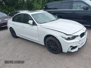2013 BMW 3 Series 328i xDrive z VIN WBA3B5C5XDJ598557, wystawiony jako IAAI lot #42747733 z przebiegiem 153 989 mil mil oraz . Historia ofert i sprzedaży dostępna na DreamBid. Obrazek 1.