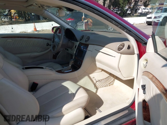 2009 Mercedes-Benz CLK 350 z VIN WDBTJ56H89F263852, wystawiony jako IAAI lot #42296657 z przebiegiem 165 044 mil mil oraz . Historia ofert i sprzedaży dostępna na DreamBid. Obrazek 5.