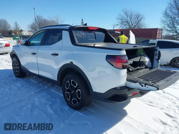 2024 Hyundai Santa Cruz SEL z VIN 5NTJCDAE2RH093666, wystawiony jako IAAI lot #41639659 z przebiegiem 28 599 mil mil oraz . Historia ofert i sprzedaży dostępna na DreamBid. Obrazek 3.
