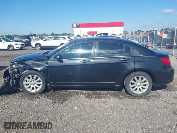 2010 Chrysler Sebring Limited z VIN 1C3CC5FB9AN158839, wystawiony jako IAAI lot #42206044 z przebiegiem 143 458 mil mil oraz . Historia ofert i sprzedaży dostępna na DreamBid. Obrazek 14.