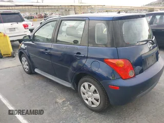 2005 Scion xA z VIN JTKKT624950088016, wystawiony jako IAAI lot #42410321 z przebiegiem 331 901 mil mil oraz . Historia ofert i sprzedaży dostępna na DreamBid. Obrazek 3.
